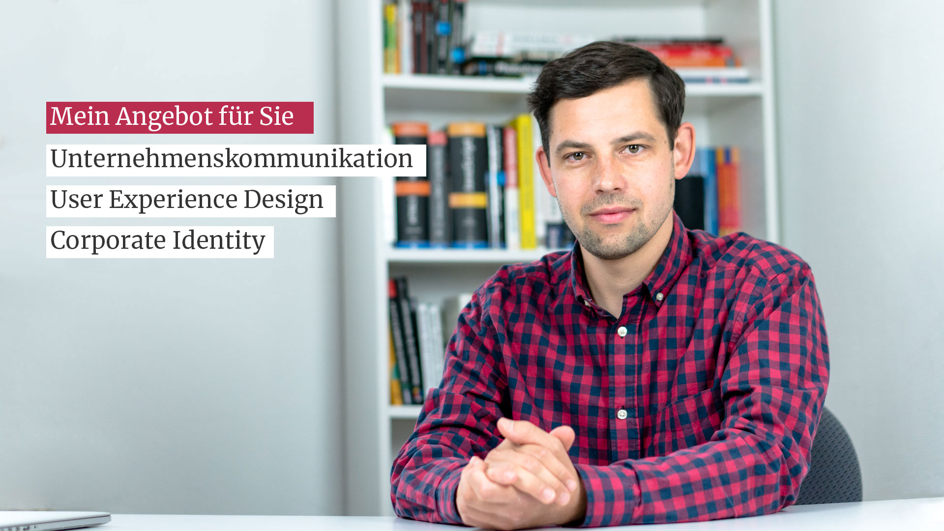 sebastian-schock-portrait-startseite-buero-schriftzuege-mit-rot